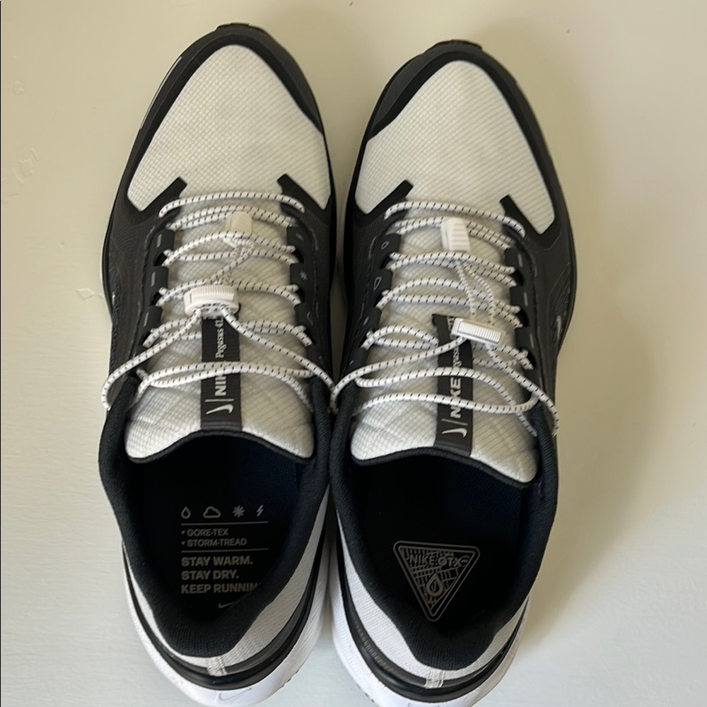 Nike Men's Black and White GTX Running Shoes